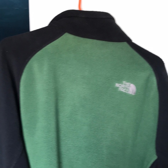 Medium Green and black north face jacket - Picture 2 of 2